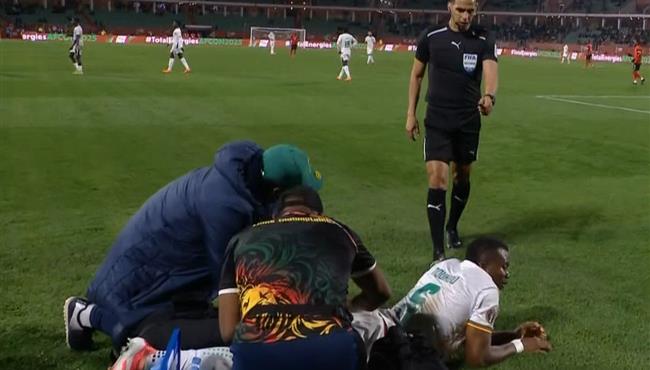 اصابة لاعب الكاميرون وخروج امام موزمبيق في كأس امم افريقيا