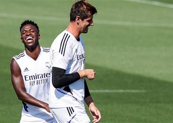 كورتوا عن الإهانات ضد فينيسيوس نحن لسنا آلات وانظروا ما حدث للاعب برشلونة