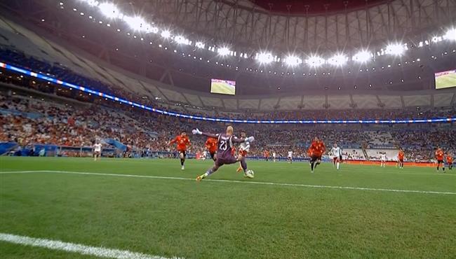 تصدي محمد بسام الرائع يحرم الامارات من تسجيل هدف امام مصر