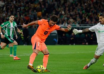 حكم مباراة برشلونة وآينتراخت فرانكفورت في دوري أبطال أوروبا