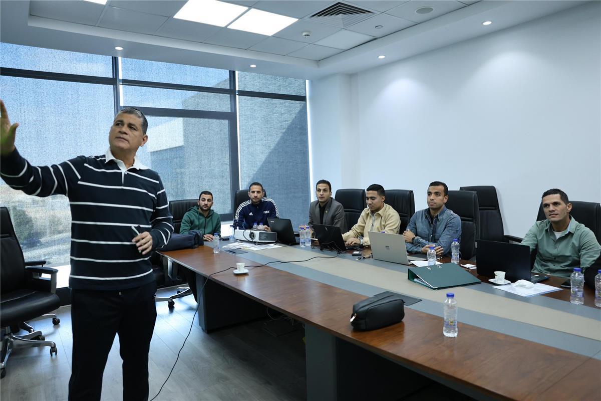 أوسكار رويز يُجري اختبارات بدنية وقياسية للحكام قبل استئناف الدوري