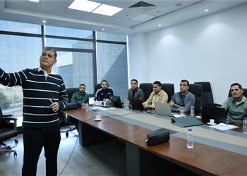 أوسكار رويز ي جري اختبارات بدنية وقياسية للحكام قبل استئناف الدوري