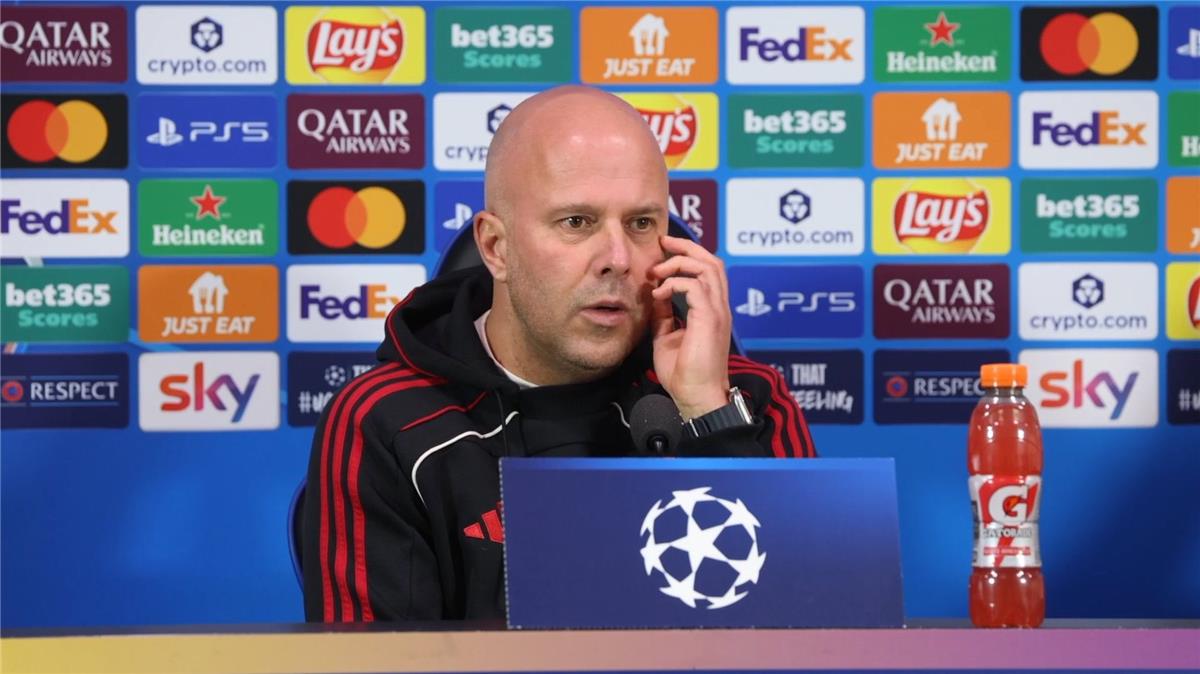 سلوت يوضح أسباب جلوس صلاح على دكة البدلاء ويؤكد: أحبه مثل باقي اللاعبين