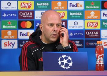 أحبه مثل باقي اللاعبين سلوت يوضح أسباب جلوس محمد صلاح على دكة البدلاء