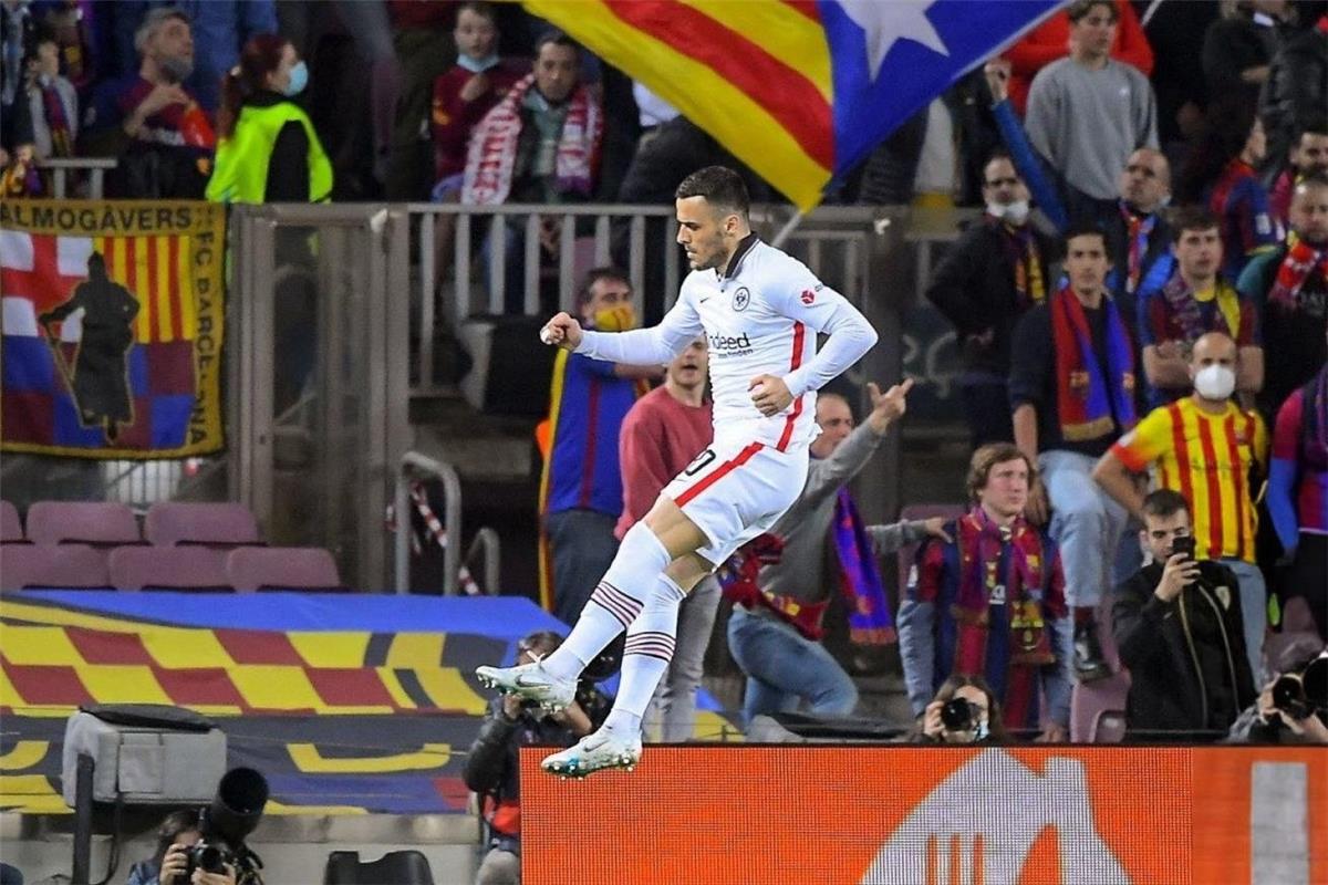 في الكورة : كناوف يسجل هدف فرانكفورت الأول أمام برشلونة