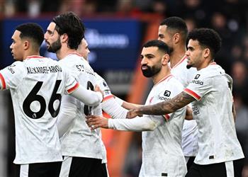 فيديو ضربة قوية لـ سلوت إصابة لاعب ليفربول ومغادرته مباراة بورنموث