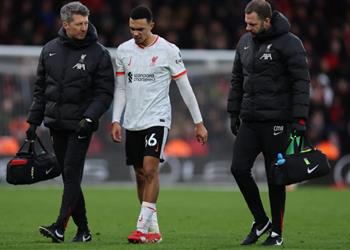 سأتفاجأ إذا لعب سلوت يثير قلق جمهور ليفربول بشأن إصابة أرنولد