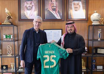 صور بعد زيارته لمصر أرسين فينجر يحط الرحال في السعودية لتعزيز التعاون مع فيفا