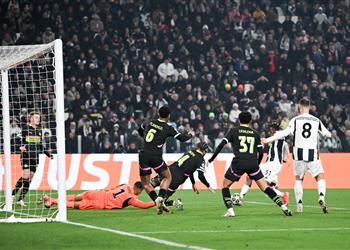 فيديو يوفنتوس يتخطى آيندهوفن بصعوبة وبوروسيا دورتموند يكتسح سبورتنج لشبونة بثلاثية في دوري أبطال أوروبا