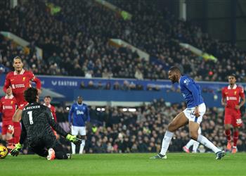 فيديو بيتو يسجل هدف إيفرتون الأول أمام ليفربول