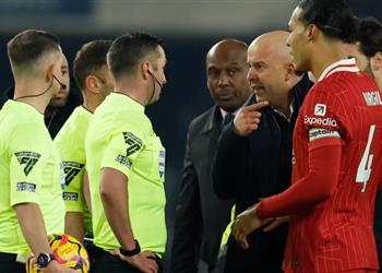 فيديو الديربي يشتعل سلوت ولاعب ليفربول وإيفرتون يتلقون البطاقات الحمراء