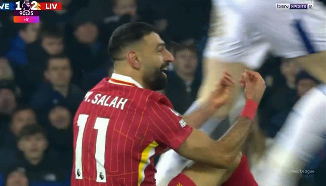 محمد صلاح يتلاعب بمدافعي ايفرتون وينفعل علي حكم المباراة