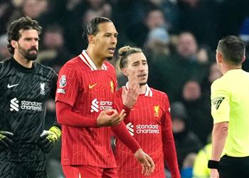 فان دايك يكشف عن حديثه مع حكم مباراة ليفربول وإيفرتون بعد الاشتباكات