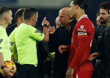 قارئ شفاه يكشف كلمات سلوت لحكم مباراة ليفربول وإيفرتون قبل طرده