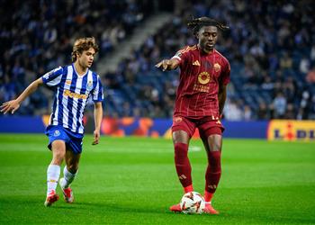 فيديو في ليلة إصابة ديبالا وبـ10 لاعبين روما يتعادل مع بورتو في الدوري الأوروبي