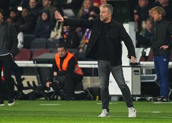 فليك يرد بشكل قاطع على أزمة التحكيم في مباراة برشلونة ورايو فاليكانو وتأديب كوندي