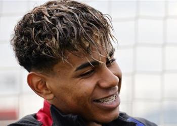 لامين يامال يحسم موقفه من تمديد عقده مع برشلونة وحقيقة عرض باريس سان جيرمان