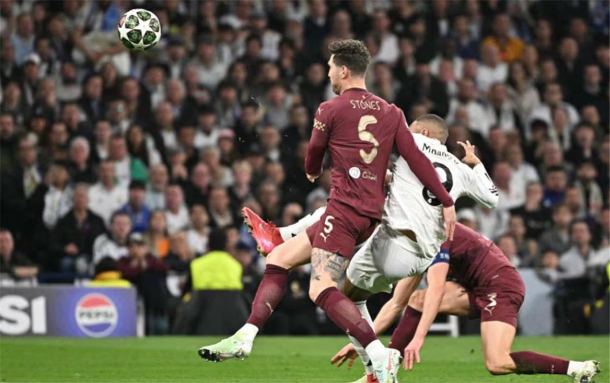 فيديو | تبديل مبكر.. الإصابة تجبر جوارديولا على استبدال لاعب مانشستر سيتي أمام ريال مدريد