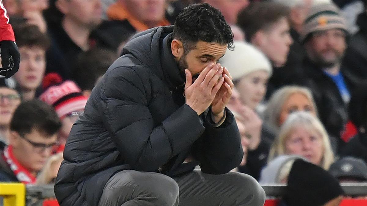 فيديو | بكاء وتأثر.. لاعب مانشستر يونايتد يُغادر مباراة كريستال بالاس مصابًا