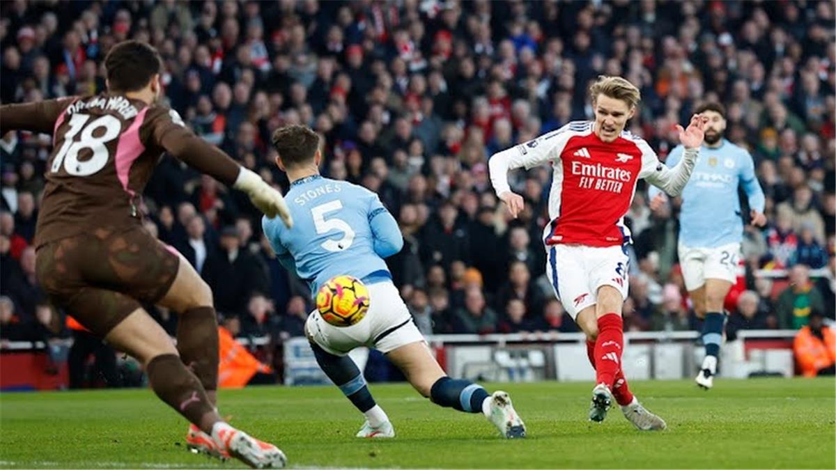 القمة تشتعل مبكرًا.. فيديو | أوديجارد يسجل هدف آرسنال الأول ضد مانشستر سيتي