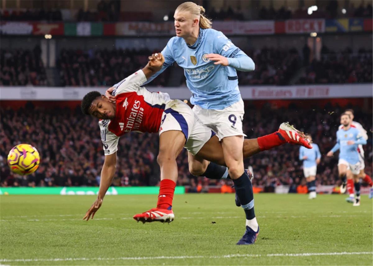 ابتسامة باردة وإشارة معبرة.. هالاند يرد على استفزازات آرسنال في ليلة سقوط مانشستر سيتي