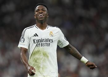 بـ3 كلمات فينيسيوس يرد على لافتة جماهير مانشستر سيتي