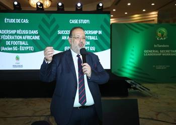 وليد العطار يلقي محاضرة لسكرتيري عموم الاتحاد الإفريقي بتكليف من كاف