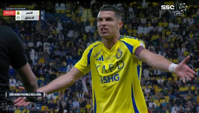 رونالدو ينفعل بشدة علي الحكم اعتراضا علي طرد دوران في مباراة النصر والاتفاق