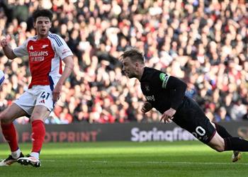 فيديو آرسنال بـ10 لاعبين يخسر أمام وست هام ويواصل تقديم الهدايا لـ ليفربول في الدوري الإنجليزي
