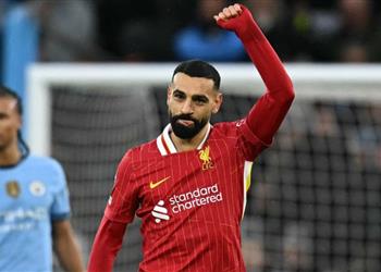 جاري نيفيل محمد صلاح يعيش لحظة ذهبية ومستواه يختلف عن الجميع