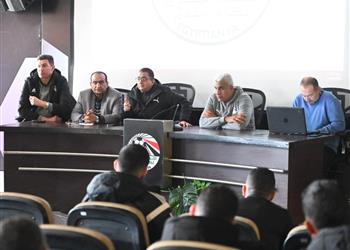 بحضور أوسكار رويز محاضرة تحليلية لمناقشة أداء الحكام في اتحاد الكرة