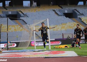 فيديو في الوقت القاتل أشرف بن شرقي يسجل هدف الأهلي الأول أمام حرس الحدود
