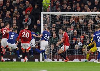 فيديو سام مرسي يسجل هدف ا بالخطأ في مرماه أمام مانشستر يونايتد