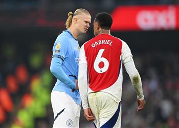 فيديو قارئة شفاه توضح كلمات هالاند لـ جابرييل بعد استفزازه في مباراة مانشستر سيتي وآرسنال