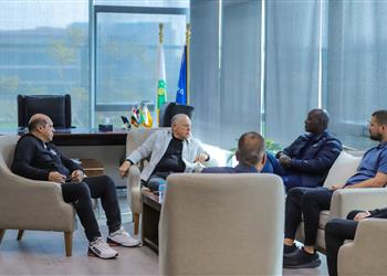 صور هاني أبو ريدة يستقبل مسؤول التطوير في فيفا وتحديد موعد زيارة آرسين فينجر لمصر