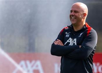 سلوت ي علن غياب مدافع ليفربول أمام توتنهام ويدافع عن عدم وجود صفقات شتوية