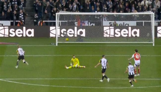 هدف نيوكاسل الثاني في مرمي ارسنال بعد خطأ من حارس المرمي