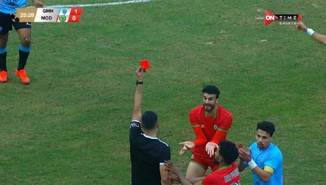 طرد محمود رزق في مباراة غزل المحلة ومودرن سبورت بالدوري المصري