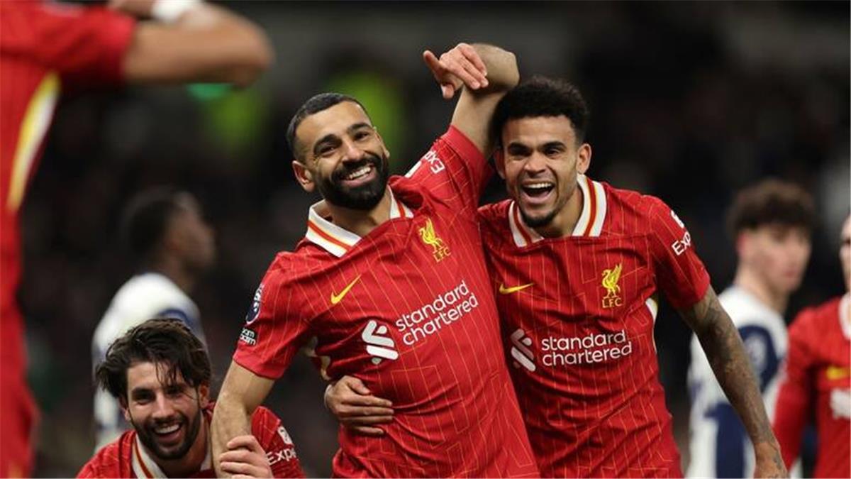 فيديو | "شيء ما يحدث بسببه".. لويس دياز يختار محمد صلاح ضمن لاعبيه الثلاثة المفضلين