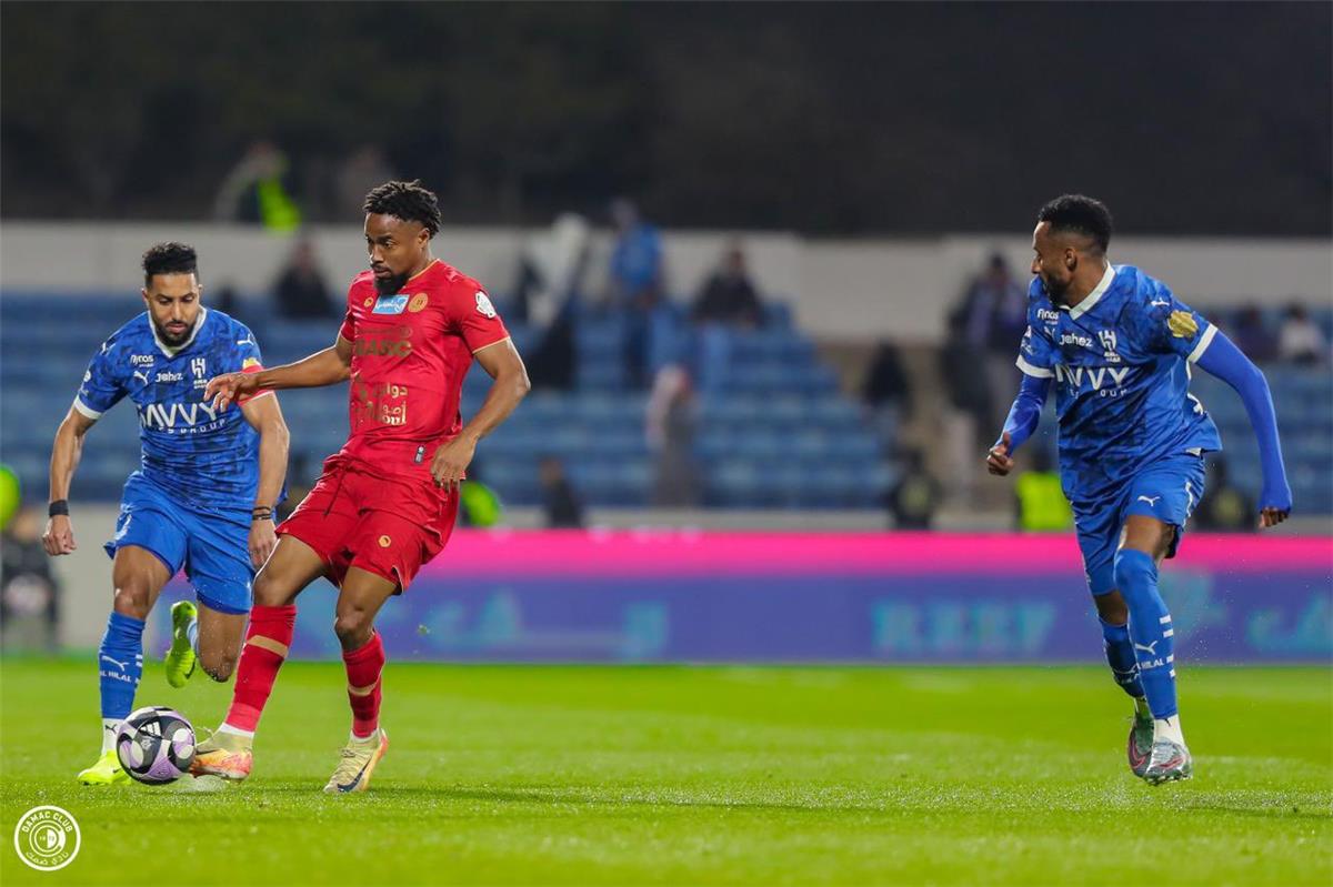 الصالح سبورت : الهلال يسقط في فخ التعادل مع ضمك ويفرط في صدارة الدوري السعودي