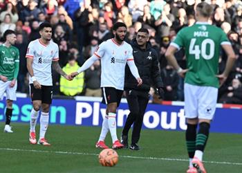 سلوت يوضح تطورات إصابة جو جوميز بعد استبداله المبكر أمام بليموث