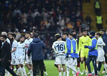 بسبب الظلم التحكيمي أضنة ديمرسبور ينسحب من مباراة جالطة سراي