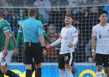 كيف أقفز وذراعي بجواري هارفي إليوت يستنكر طريقة فوز بليموث على ليفربول