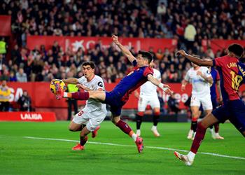 فيديو في دقيقة ليفاندوفسكي يسجل هدف برشلونة الأول وفارجاس يتعادل لـ إشبيلية