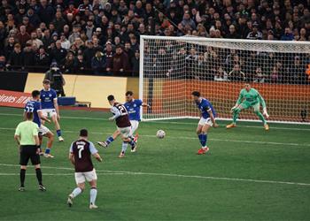 فيديو أسينسيو يقود أستون فيلا لعبور فخ كارديف والتأهل إلى ربع نهائي كأس الاتحاد