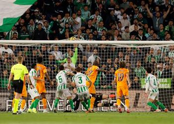 فيديو إيسكو يصنع وكاردوسو يسجل هدف تعادل ريال بيتيس أمام ريال مدريد