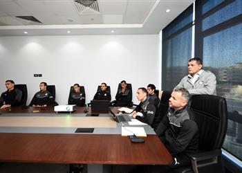 صور أوسكار رويز يجتمع بطاقم حكام مباراة الأهلي والزمالك