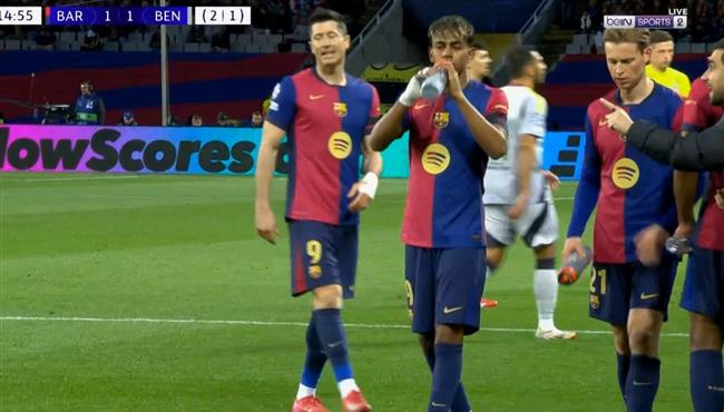 الحكم يوقف مباراة برشلونة وبنفيكا بالتزامن مع وقت اذان المغرب والافطار في اسبانيا