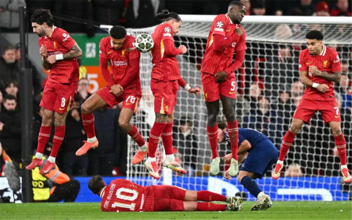 بعد أرنولد.. لاعب جديد من ليفربول يغادر مباراة باريس سان جيرمان مصابًا