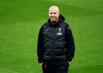 سلوت يشيد بمهاجم نيوكاسل ويؤكد الدوري الإنجليزي أصعب من دوري أبطال أوروبا